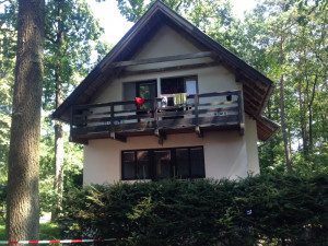 Policista použil služební zbraň proti agresivnímu pachateli, muž na místě zemřel