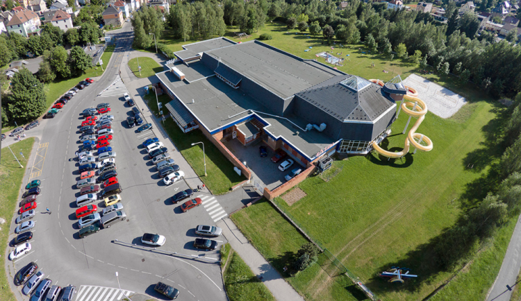 Plavecký bazén v Jablonci se znovu otevřel. V provozu je i sluneční louka