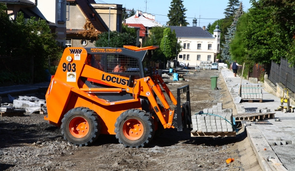 Rekonstrukce ulice Komenského se blíží ke konci. Na dalších místech v Turnově se ale stále pracuje
