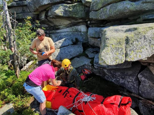 Na Šumavě spadl ze skály německý turista