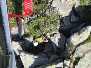 Na Šumavě spadl ze skály německý turista