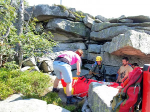 Na Šumavě spadl ze skály německý turista