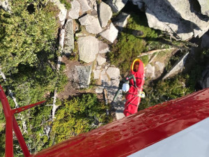 Na Šumavě spadl ze skály německý turista