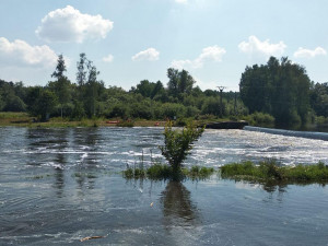 Na Lužnici u Dráchova se převrátila kánoi se dvěma muži. Jeden zůstal pod jezem