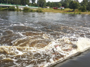 Na Lužnici u Dráchova se převrátila kánoe se dvěma muži. Jeden zůstal pod jezem