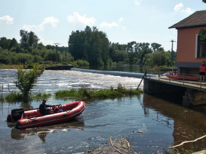 Na Lužnici u Dráchova se převrátila kánoi se dvěma muži. Jeden zůstal pod jezem