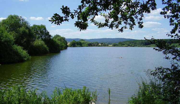 U Podolska na Orlíku trvá zákaz koupání, zhoršuje se i voda na Lipně u Horní Plané