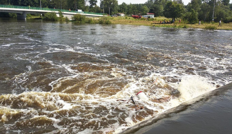 Na Lužnici u Dráchova se převrátila kánoi se dvěma muži. Jeden zůstal pod jezem