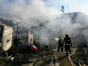 Požár autodílny způsobil škodu za dva miliony korun