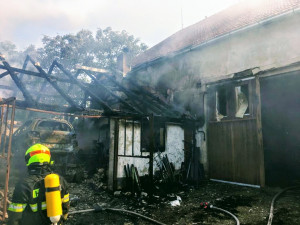 Požár autodílny způsobil škodu za dva miliony korun