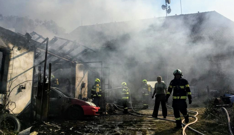 Požár autodílny způsobil škodu za dva miliony korun