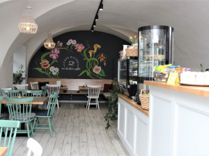 Moc dobré dortíky a silná sicilská káva. Café – bistro na dobré cestě v Hluboké nad Vltavou si lidé okamžitě zamilovali