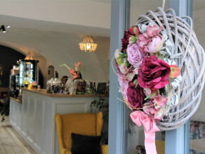 Moc dobré dortíky a silná sicilská káva. Café – bistro na dobré cestě v Hluboké nad Vltavou si lidé okamžitě zamilovali