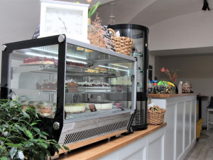 Moc dobré dortíky a silná sicilská káva. Café – bistro na dobré cestě v Hluboké nad Vltavou si lidé okamžitě zamilovali