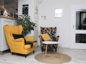 Moc dobré dortíky a silná sicilská káva. Café – bistro na dobré cestě v Hluboké nad Vltavou si lidé okamžitě zamilovali