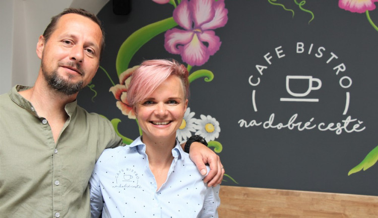 Moc dobré dortíky a silná sicilská káva. Café – bistro na dobré cestě v Hluboké nad Vltavou si lidé okamžitě zamilovali