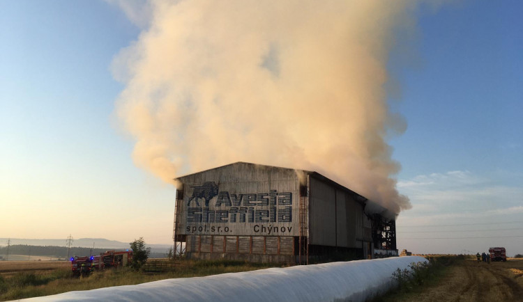 Hasiči v Táboře likvidují požár velkoobjemového skladu sena, škoda přesáhne milion