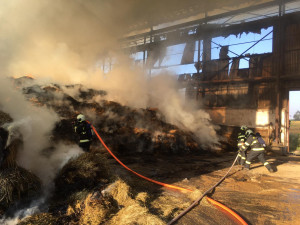 Hasiči v Táboře likvidují požár velkoobjemového skladu sena, škoda přesáhne milion