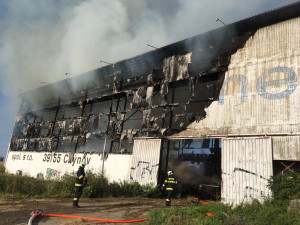 Hasiči v Táboře likvidují požár velkoobjemového skladu sena, škoda přesáhne milion