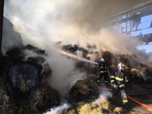 Hasiči v Táboře likvidují požár velkoobjemového skladu sena, škoda přesáhne milion