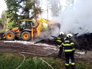 U Hosína hoří od noci les, zásah komplikuje složitý terén