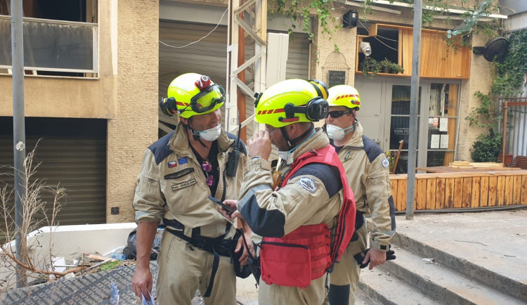 KYNOLOGOVÉ V BEJRÚTU: Na sbalení věcí měli jen pár hodin. Psi museli po horké zemi chodit v botičkách