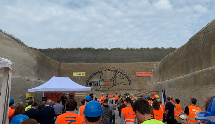 VIDEO: Správa železnic začala budovat druhý tunel na trati Sudoměřice – Votice. Po kompletním dokončení bude cesta do Prahy trvat hodinu a půl