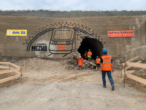 VIDEO: Správa železnic začala budovat druhý tunel na trati Sudoměřice – Votice. Po kompletním dokončení bude cesta do Prahy trvat hodinu a půl