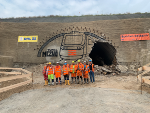 VIDEO: Správa železnic začala budovat druhý tunel na trati Sudoměřice – Votice. Po kompletním dokončení bude cesta do Prahy trvat hodinu a půl