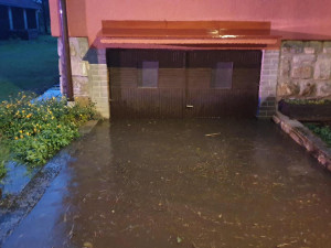 Hasiči za sebou mají krušnou noc, vyjížděli k šedesáti událostem