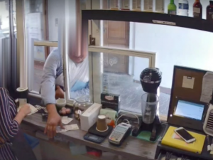 VIDEO: Podvodník se v Budějcích pokusil okrást baristku, použil k tomu trik s penězi