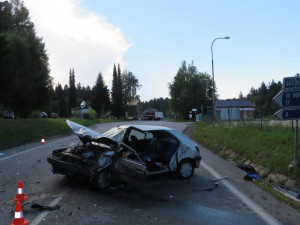 Řidička přejela do protisměru a narazila do osobáku, pět lidí se zranilo