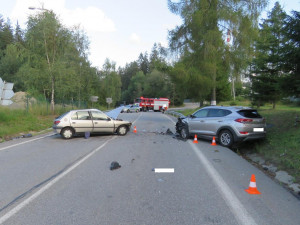 Řidička přejela do protisměru a narazila do osobáku, pět lidí se zranilo