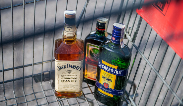 Kontroly na jihu Čech prokázaly prodej alkoholu mladistvým