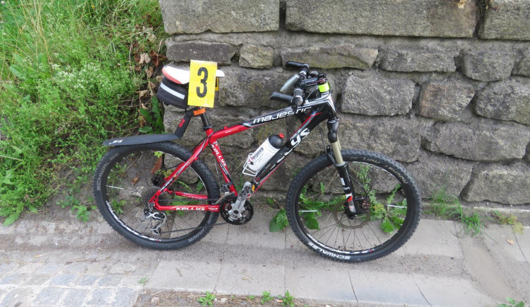 Osmdesátník narazil v zatáčce do cyklisty, ten skončil v nemocnici