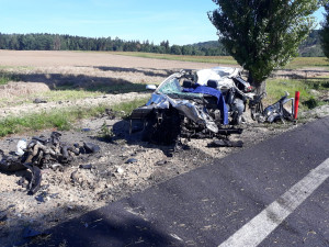 Na Strakonicku se srazil náklaďák s osobákem. Řidič osobního auta nehodu nepřežil