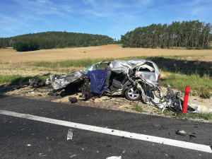 Na Strakonicku se srazil náklaďák s osobákem. Řidič osobního auta nehodu nepřežil