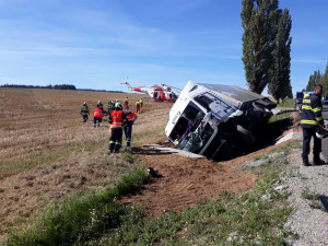 Na Strakonicku se srazil náklaďák s osobákem. Řidič osobního auta nehodu nepřežil