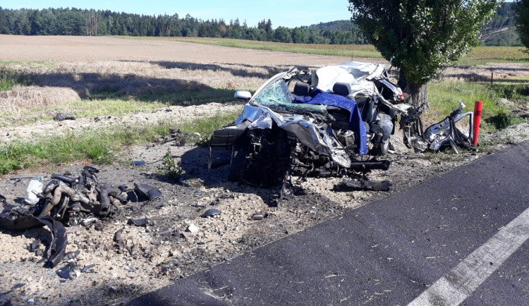 Na Strakonicku se srazil náklaďák s osobákem. Řidič osobního auta nehodu nepřežil