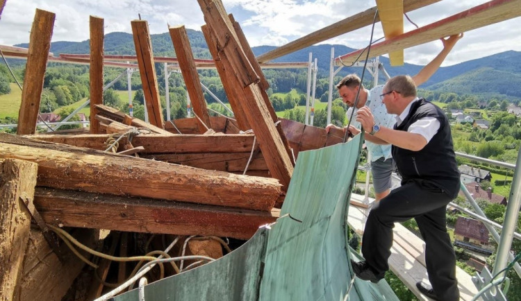 V Hejnicích bojují o záchranu věže nad kupolí hejnického chrámu, špatný stav odhalili náhodou