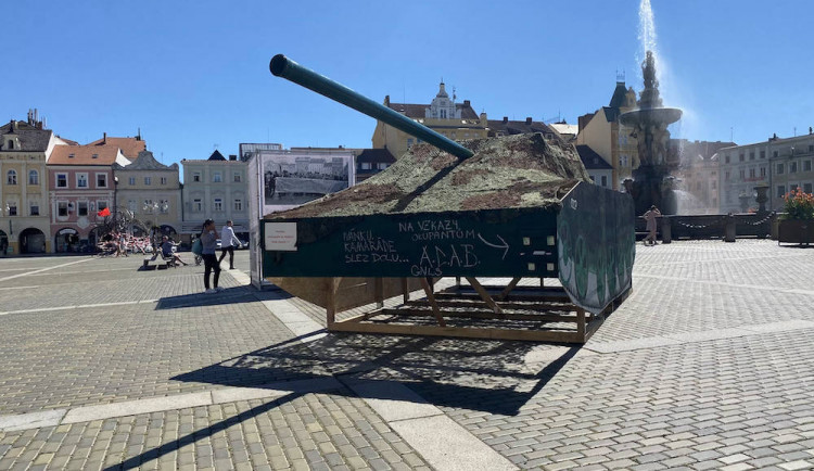 Mnoho měst v Česku si připomíná srpen 1968. V Budějcích zaparkovaly makety tanků