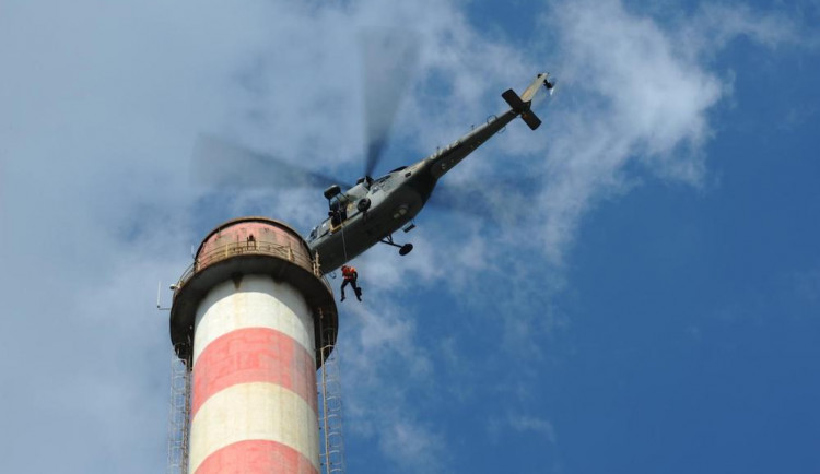 VIDEO: Letečtí záchranáři cvičili na teplárenském komíně