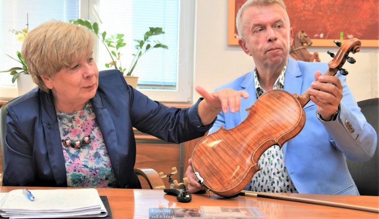 Hejtmanku Stráskou navštívil houslový virtuos Svěcený