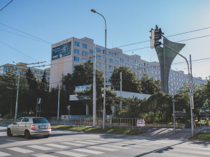 Modré přístřešky z Pražské třídy jsou pryč. Jejich odstranění stále budí emoce