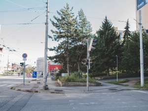 Modré přístřešky z Pražské třídy jsou pryč. Jejich odstranění stále budí emoce