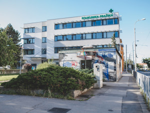 Modré přístřešky z Pražské třídy jsou pryč. Jejich odstranění stále budí emoce