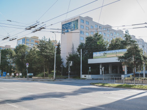 Modré přístřešky z Pražské třídy jsou pryč. Jejich odstranění stále budí emoce