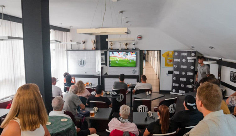 Zápas na Baníku sledovali permanentkáři ve VIP prostorech na Dynamu