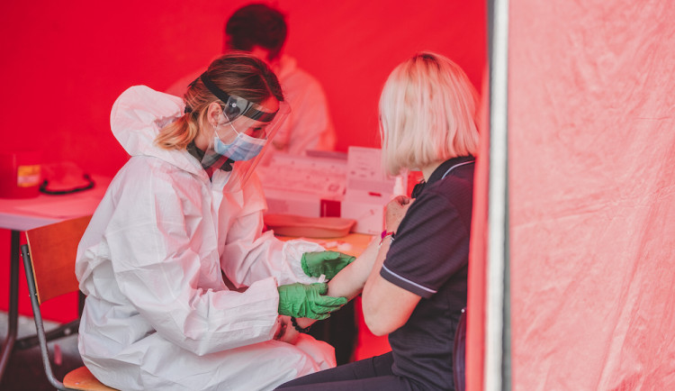 Kapacita testovacích míst na jihu Čech podle epidemioložky stačí