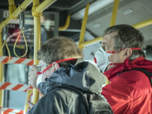 Roušky se vrací. Ode dneška jsou opět povinné v MHD, úřadech či u lékaře